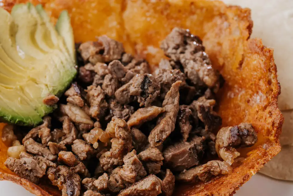 Costra de queso con carne asada y aguacate