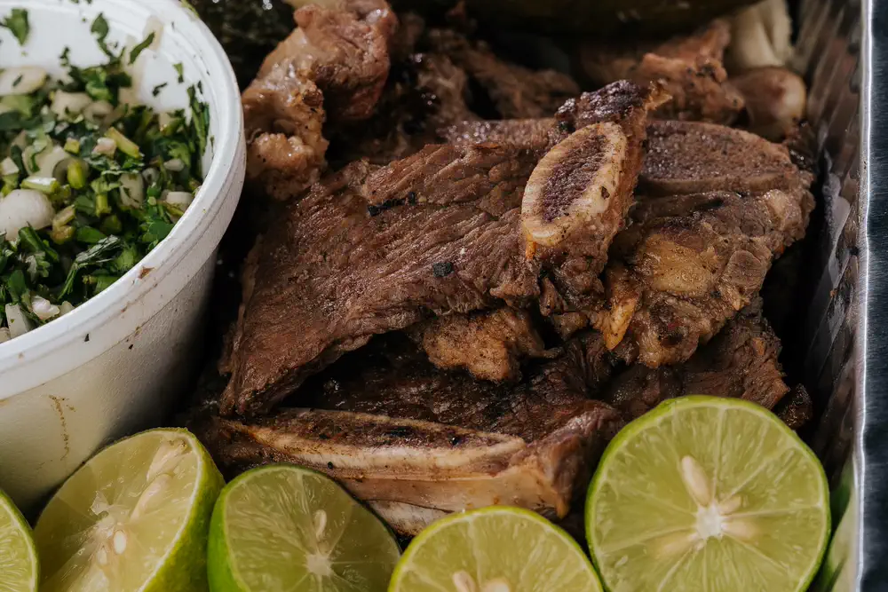 Costillitas de res asadas con limón y salsa