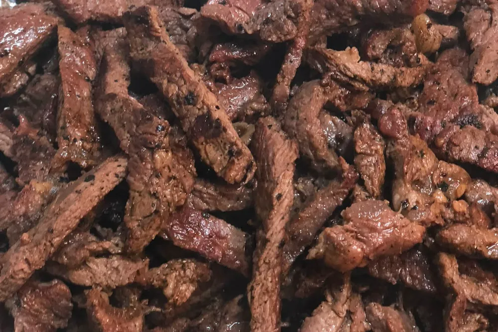 Carne asada en tiras, servida por kilo