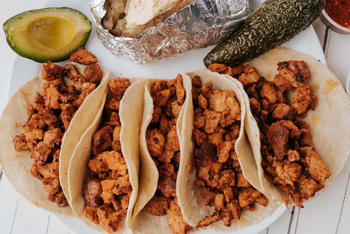 Tacos de 20 cm de MegaTacos, servidos en plato