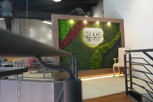 Muro con el logo dentro del salón