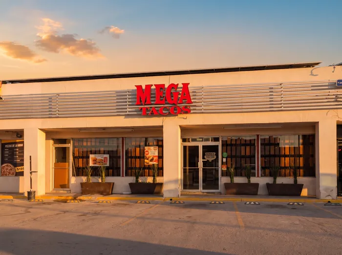 Fachada de MegaTacos Santiago Troncoso al atardecer